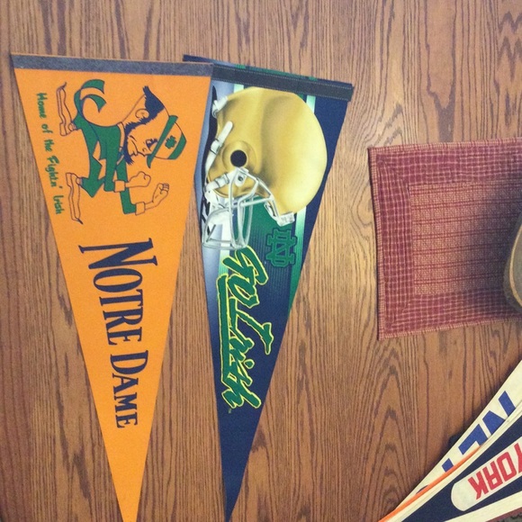 Notre Dame Pennant Set - Picture 2 of 6